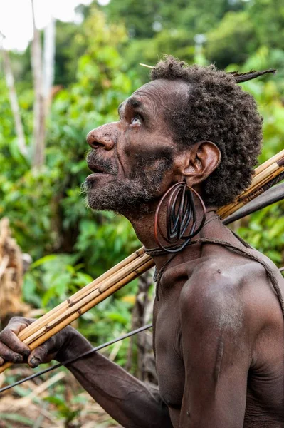 Папуасский человек с луком и стрелами — стоковое фото
