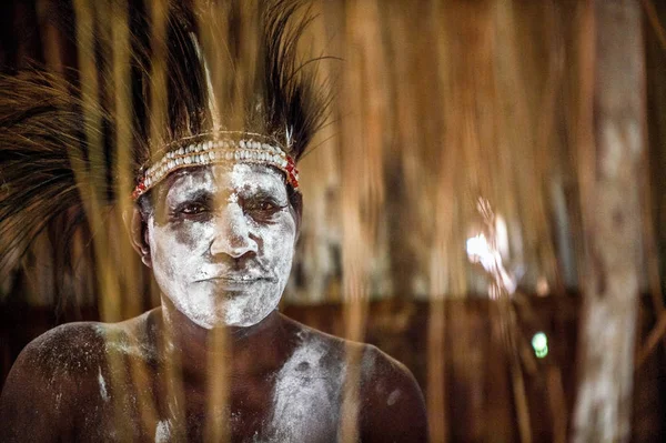 Людина з племені Асмат людей — стокове фото