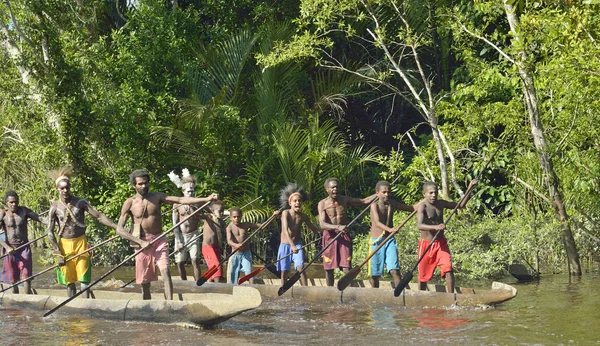 Canoe wojennych ceremonii Asmat ludzi — Zdjęcie stockowe