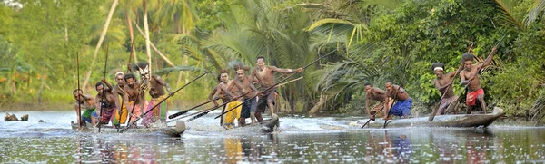 Cerimônia de guerra de canoa do povo Asmat — Fotografia de Stock