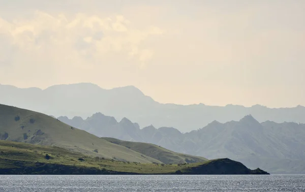 Twilight before sunrise on the ocean coast. Ocean and mountains — Stock Photo, Image