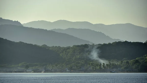 Crepuscolo prima dell'alba sulla costa dell'oceano. Oceano e montagne — Foto Stock