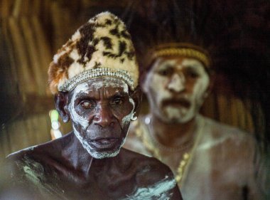 Asmat insanlar kabilesi adamdan 