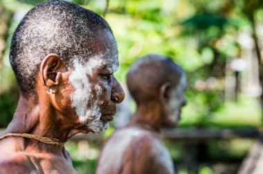 Asmat kabilesinden Papua kadınların