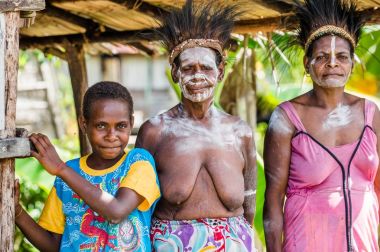 Asmat kabilesinden Papua kadınların