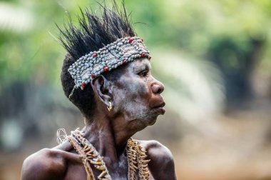 Asmat kabilesinden Papua kadın