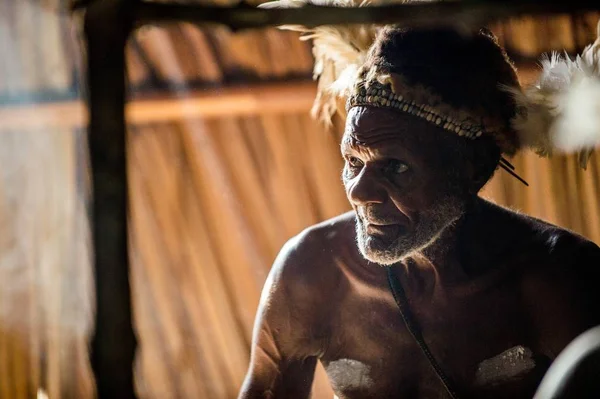 Uomo della tribù del popolo Asmat — Foto Stock