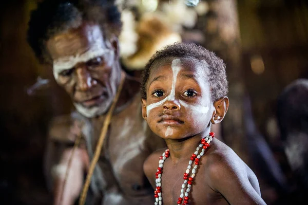 Dziecko z plemienia Asmat osób — Zdjęcie stockowe