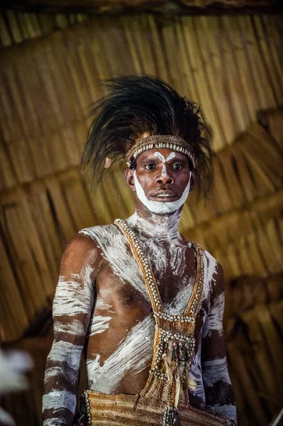 Mann aus dem Stamm der Asmaten — Stockfoto