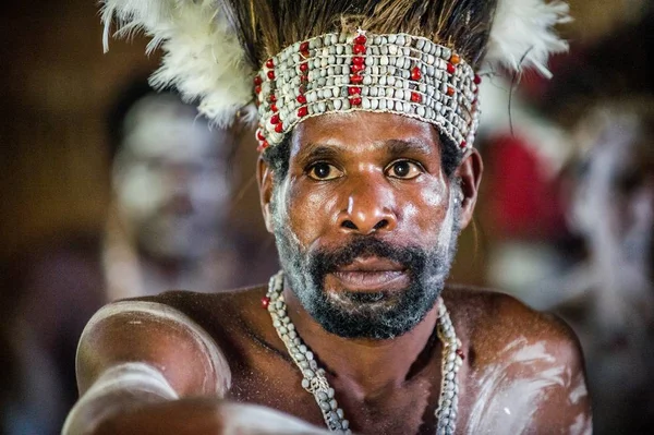 Man uit de stam van de Asmat mensen — Stockfoto