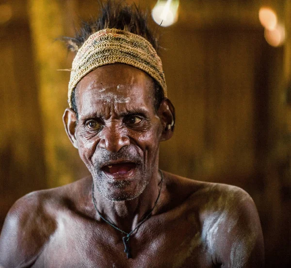 Asmat insanlar kabilesi adamdan — Stok fotoğraf