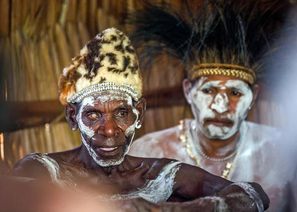 Man uit de stam van de Asmat mensen — Stockfoto