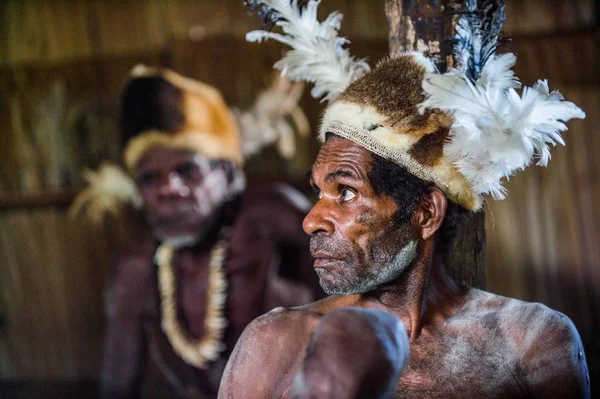 Man from the tribe of Asmat people — Stock Photo, Image
