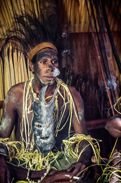 Man from the tribe of Asmat people — Stock Photo, Image