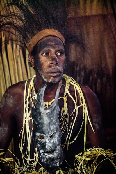 Man from the tribe of Asmat people — Stock Photo, Image