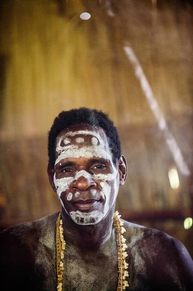 Mann aus dem Stamm der Asmaten — Stockfoto