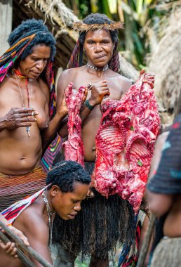 Dugum Dani kabile insanlar domuz yemek vardır