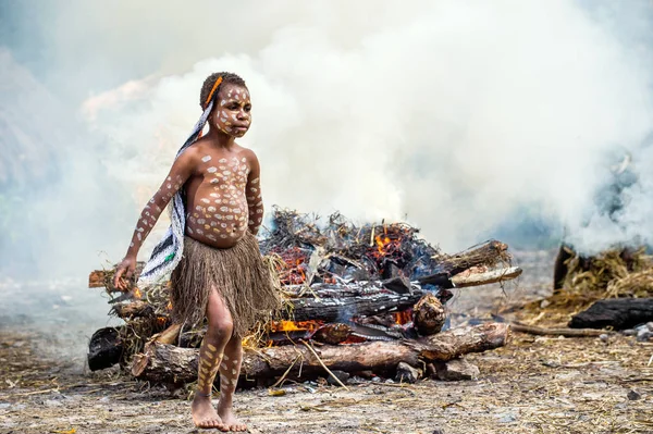 Enfant non identifié de la tribu Dugum Dani — Photo