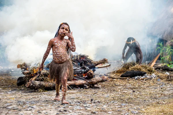 Неопознанное дитя племени Дани — стоковое фото