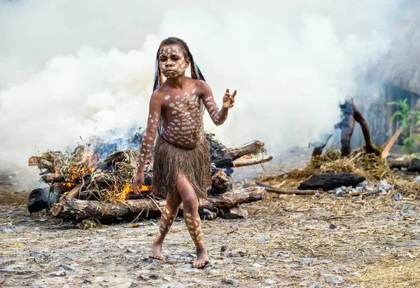 Criança não identificada da tribo Dugum Dani — Fotografia de Stock