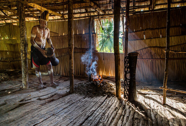 Человек из племени Асмат
 