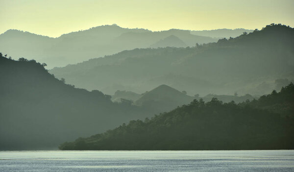 Сумерки перед восходом солнца на побережье океана. Океан и горы
 