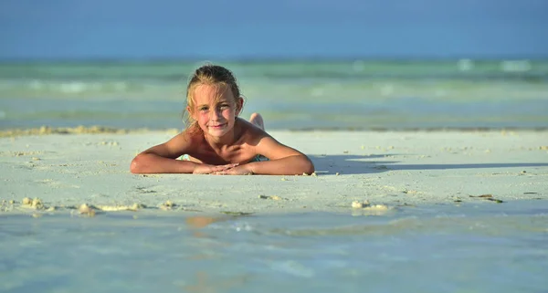 Glückliches Kleines Mädchen Das Auf Dem Sand Strand Liegt Schönes — Stockfoto