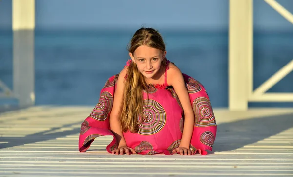 Kleines Mädchen Buntem Kleid Auf Dem Weißen Holzsteg Meer Kuba — Stockfoto