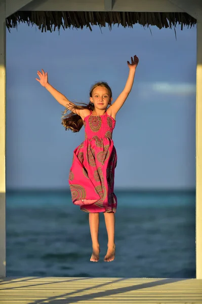 Petite Fille Robe Colorée Sautant Dansant Sur Jetée Bois Blanc — Photo