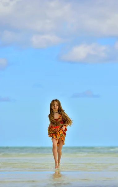 Sevimli Küçük Kız Sahilde Günbatımı Işık Çalışan Küba — Stok fotoğraf