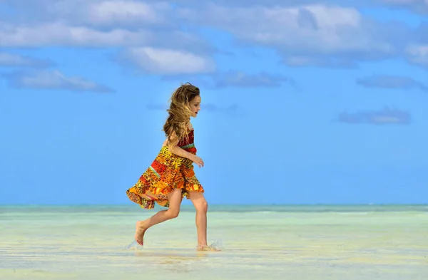 Cute Dziewczynka Uruchomiona Plaży Świetle Słońca Kuba — Zdjęcie stockowe