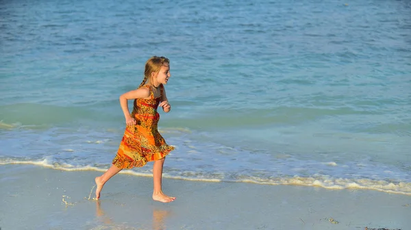 Menina Bonito Correndo Praia Luz Pôr Sol Cuba — Fotografia de Stock