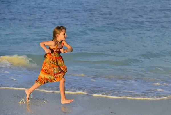 Jolie Petite Fille Courant Sur Plage Coucher Soleil Cuba — Photo