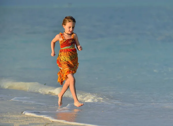 Nettes Kleines Mädchen Das Sonnenuntergang Strand Läuft Kuba — Stockfoto