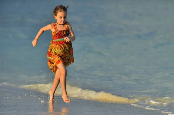 Menina Bonito Correndo Praia Luz Pôr Sol Cuba — Fotografia de Stock
