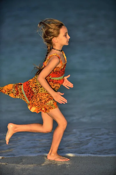 Jolie Petite Fille Courant Sur Plage Coucher Soleil Cuba — Photo