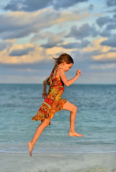 Милая Маленькая Девочка Бегает Пляжу Лучах Заката Куба — стоковое фото