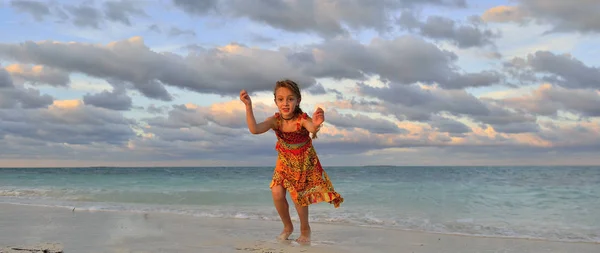 Χαριτωμένο Μικρό Κορίτσι Που Τρέχει Στην Παραλία Στο Φως Του — Φωτογραφία Αρχείου