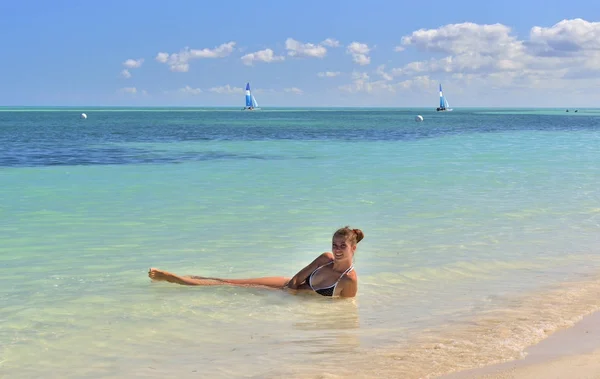 在热带海滩的水中穿比基尼的长发女郎 少女躺在沙滩上 快乐地度过了暑假 Caya — 图库照片