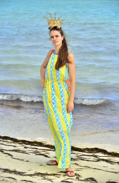 Woman Coral Crown Her Head Sandbank Ocean Adorable Young Girl — Stock Photo, Image