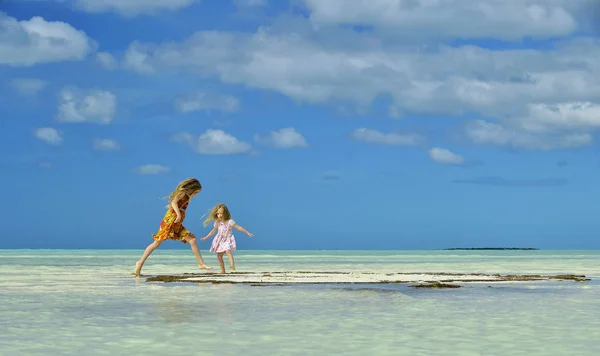 Leuke Kleine Meisjes Het Strand Bij Zonsondergang Licht Cuba Caya — Stockfoto