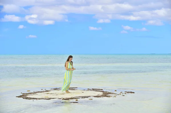 海の砂州にドレスを着た女性 砂浜で愛らしい少女 若い女性がビーチでポーズします 屋外では レジャーの概念をおくつろぎください キューバ 萱ココ — ストック写真