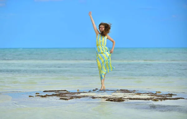 Bir Kumsal Okyanusu Üzerinde Elbiseli Kadın Kum Plajındaki Sevimli Genç — Stok fotoğraf