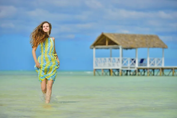 Mujer Vestida Banco Arena Océano Adorable Joven Playa Arena Jovencita — Foto de Stock