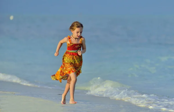 Jolie Petite Fille Courant Sur Plage Coucher Soleil Cuba — Photo