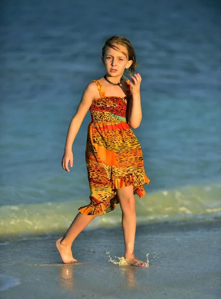 Jolie Petite Fille Courant Sur Plage Coucher Soleil Cuba — Photo