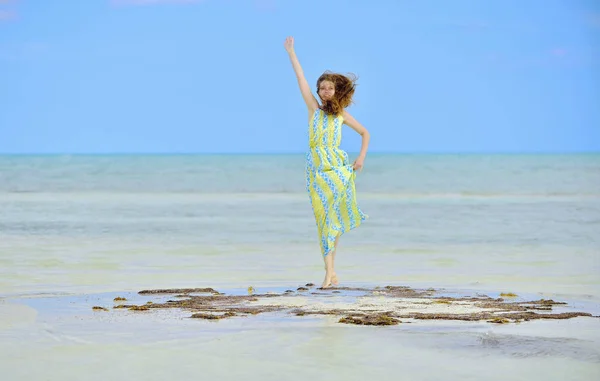 Donna Vestita Banco Sabbia Nell Oceano Adorabile Ragazza Sulla Spiaggia — Foto Stock