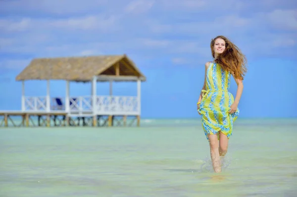 海の砂州にドレスを着た女性 砂浜で愛らしい少女 若い女性がビーチでポーズします 屋外では レジャーの概念をおくつろぎください キューバ 萱ココ — ストック写真