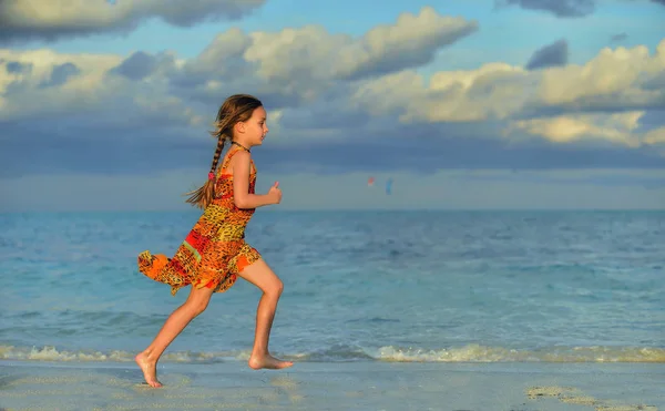 Nettes Kleines Mädchen Sandstrand Sonnenuntergang Ozeanhintergrund Kuba Caya Kokos — Stockfoto