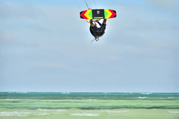 Homem Montando Seu Kiteboard Cayo Guillermo Oceano Atlântico Desfrute Kite — Fotografia de Stock